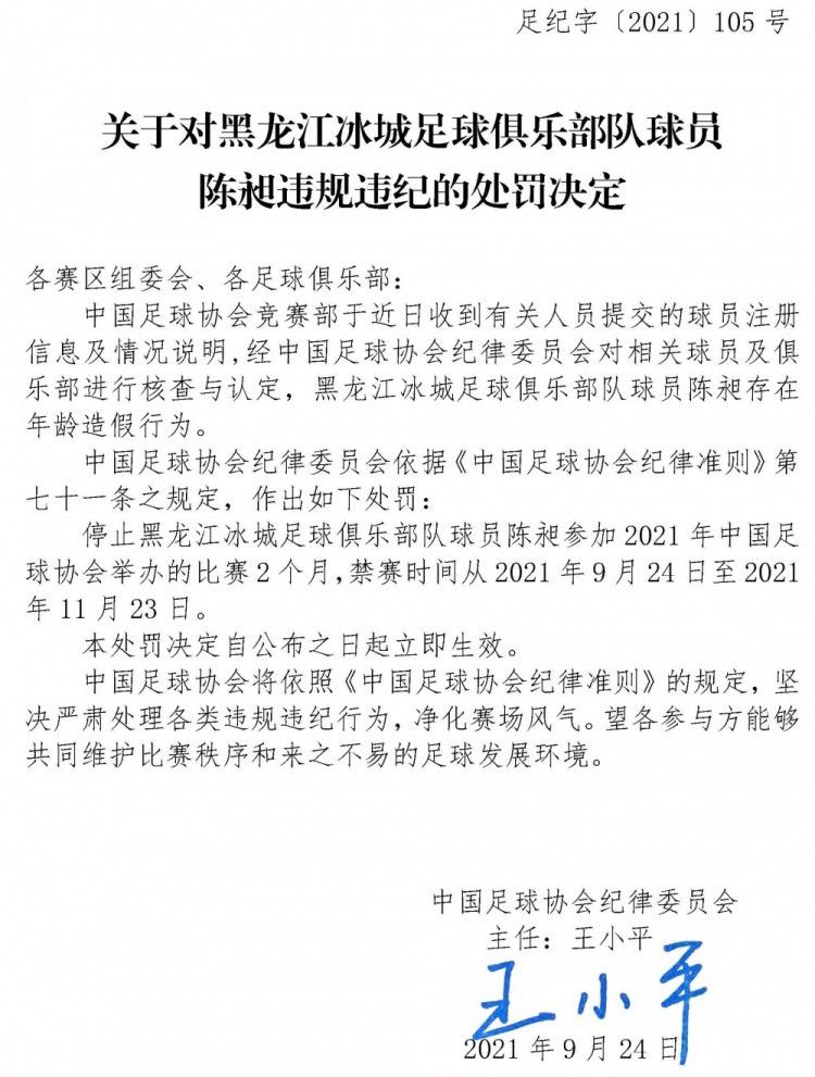 还贴出了四张图片，照片中，大大小小十几只纸箱子堆在房间地板上，化妆台铺满了各种化妆品